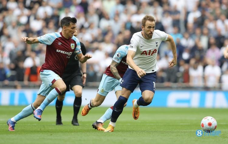 意媒：罗马将与巴萨尤文竞争扎哈，球员还未决定是否离开英超